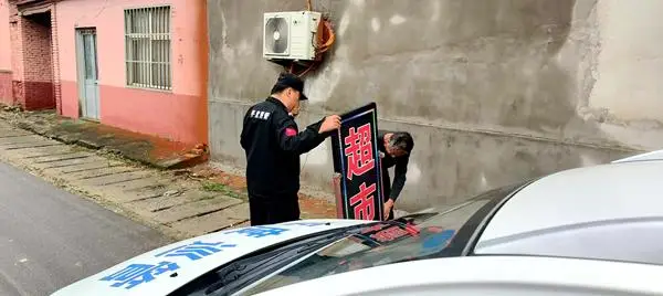 平度市仁兆執法中隊加大“野廣告”整治