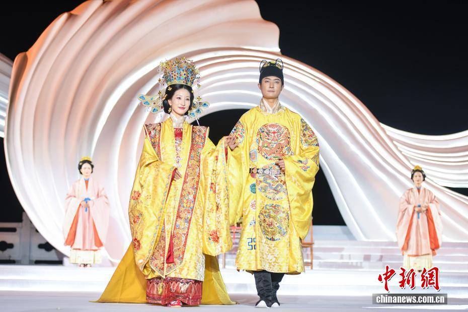 三亞天涯海角婚慶節上演中西婚俗秀