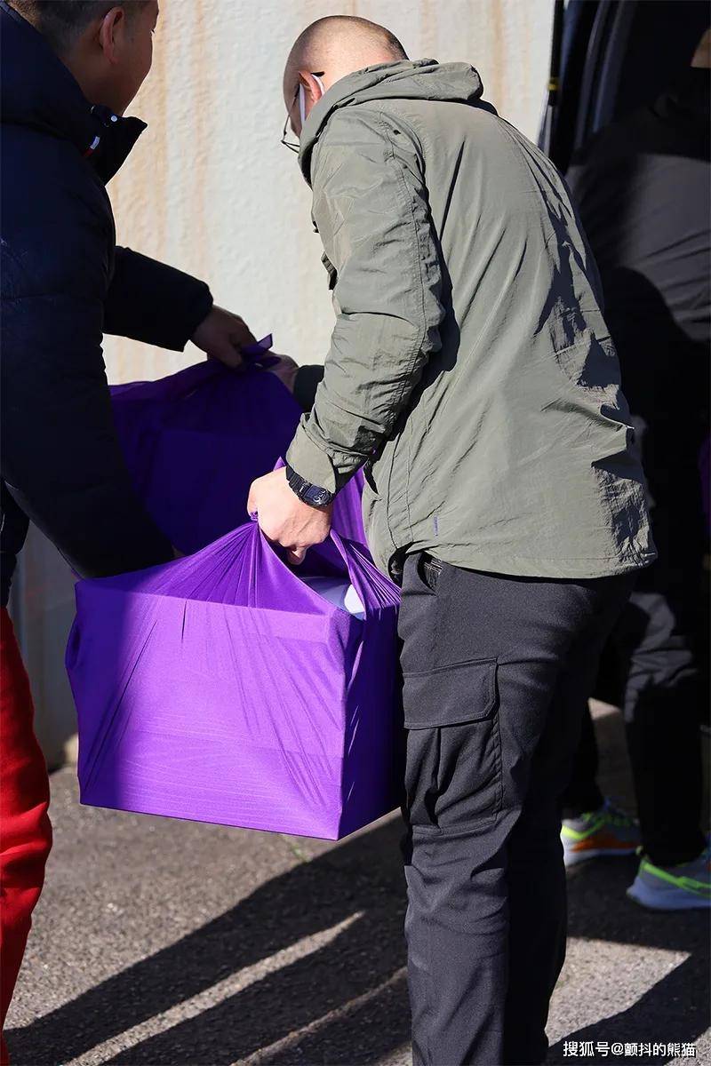 原創當黑社會遇上奢侈品：山口組元旦搗年糕，成了頂級奢侈品秀場