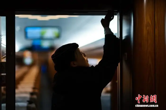 沈鐵：女車長助力大學生返鄉