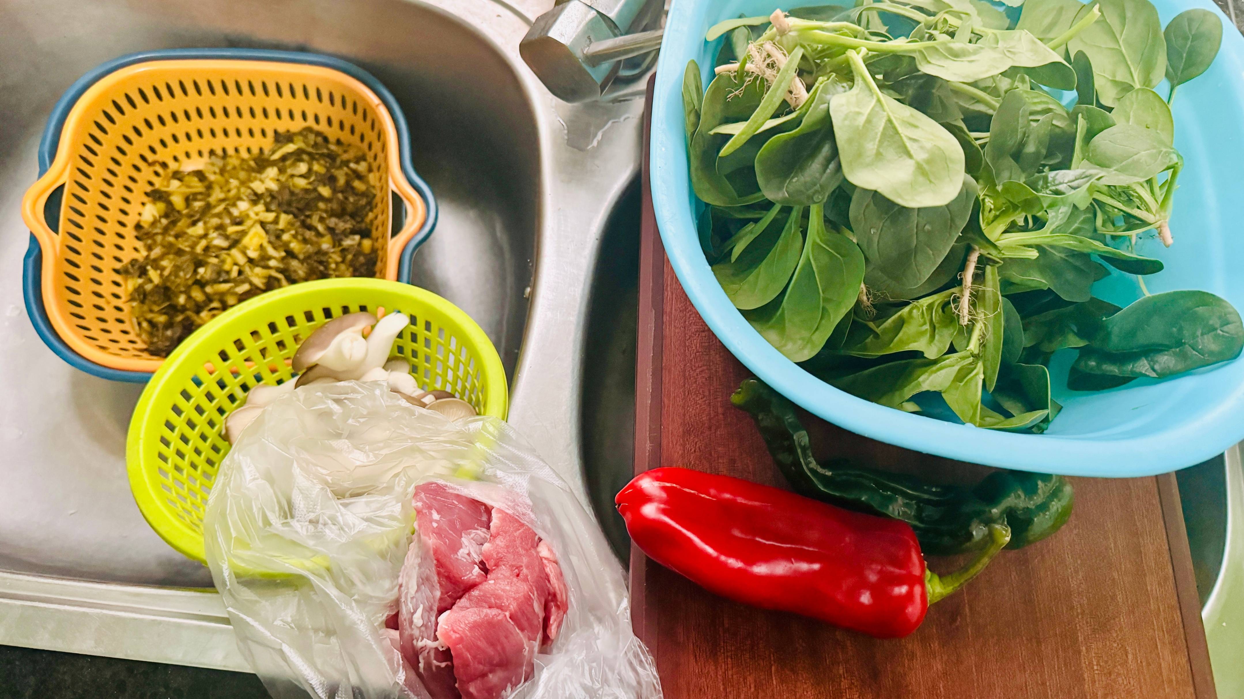 原創懶人週末菜譜：零失敗肉丸菠菜湯，暖胃又省心