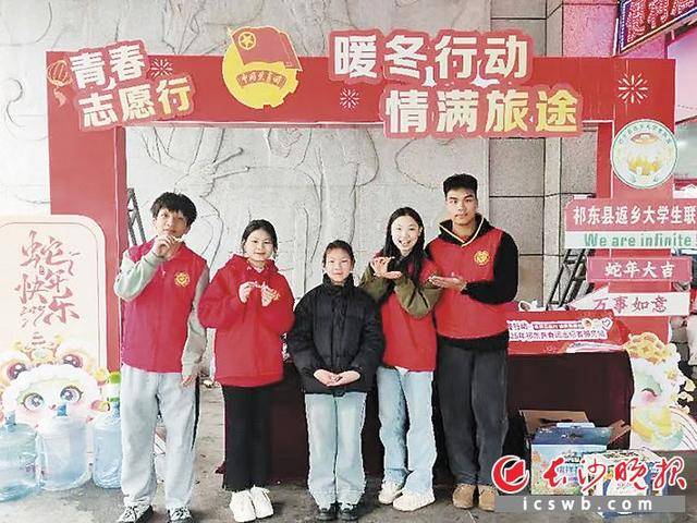 從長城之巔回到縣城小學講臺，哽咽朗誦女孩陳欣妍這樣“接住”潑天流量