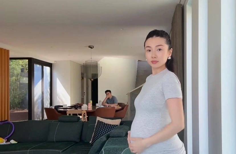 原創程曉玥澳洲過夏天，挺7個月孕肚跪地忙裝修，富豪老公高又壯很帥