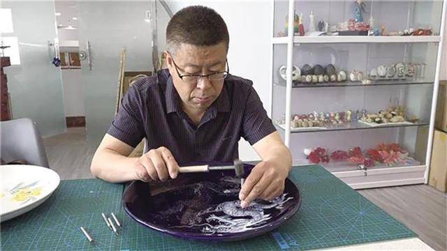 王建永：以刀為筆 瓷上“刺繡”