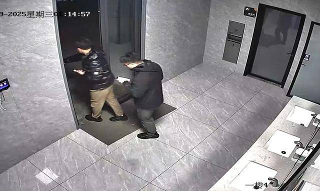 公廁裡雕刻“涉黃”網址？兩人被刑拘！